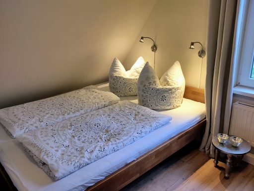 Ein gemütliches Schlafzimmer mit zwei Betten und dekorativen Kopfkissen.