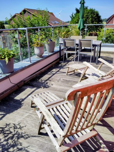 Terrasse mit Gartenmöbeln